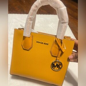 Michael Kors MERCER MD MESSENGER
$119 $348 Size: OS Michael Kors